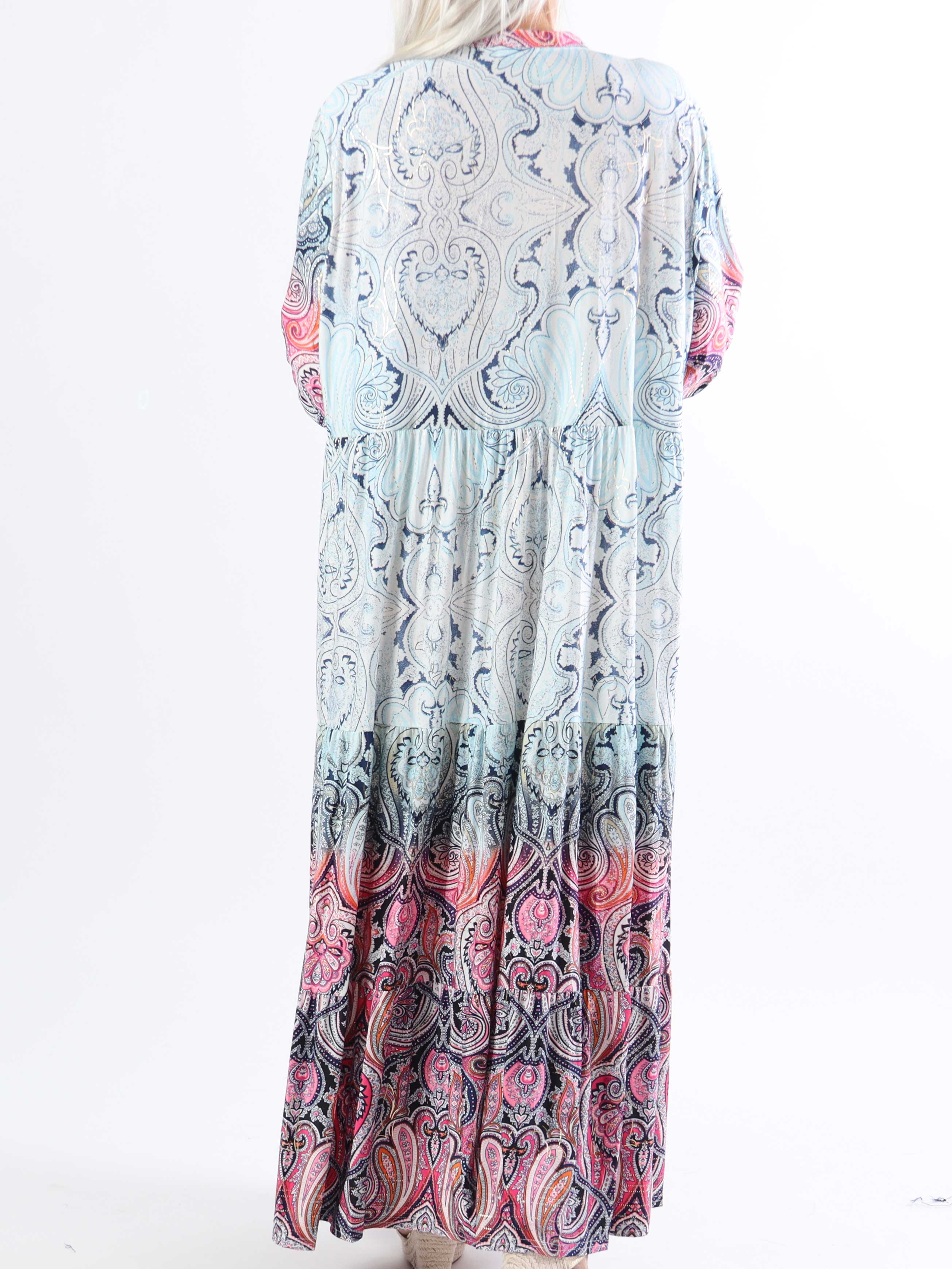 Milano Tamaria - Lang plus size kjole med fint print i lag på lag look